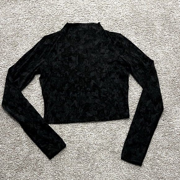 FEATURED: LN Lululemon Long Sleeve Turtleneck - Picture 1 of 3